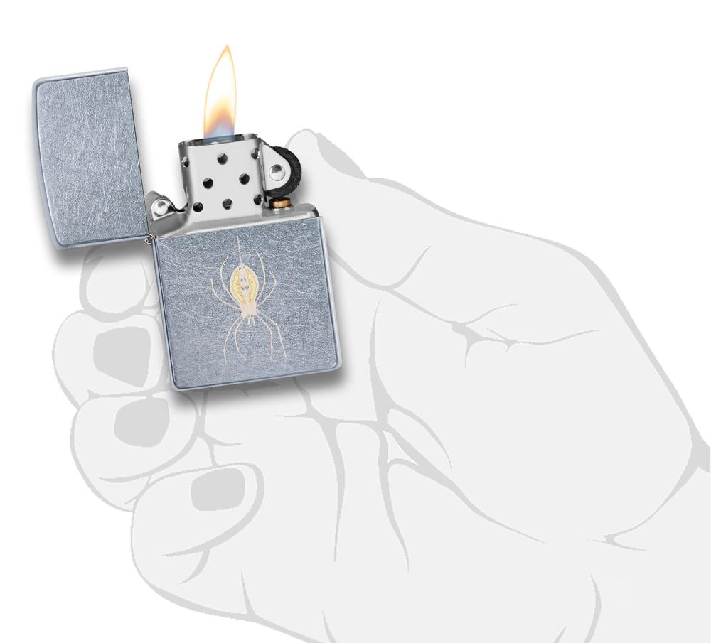 Zapalniczka Zippo chrom z pająkiem na nici otwarta z płomieniem w stylizowanej dłoni
