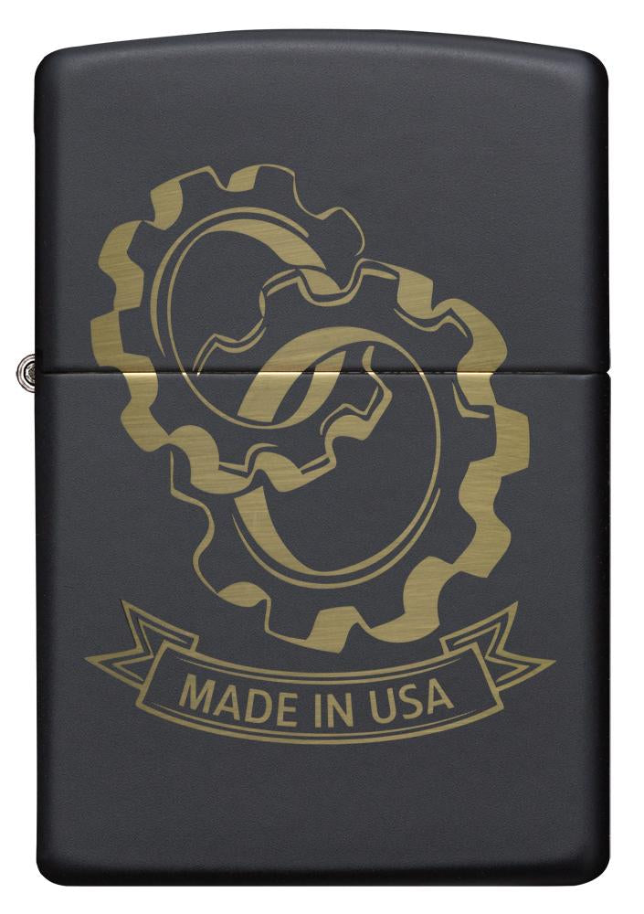 Widok z przodu zapalniczka Zippo Black Matte z wygrawerowanymi połączonymi kółkami zębatymi i napisem Made in USA