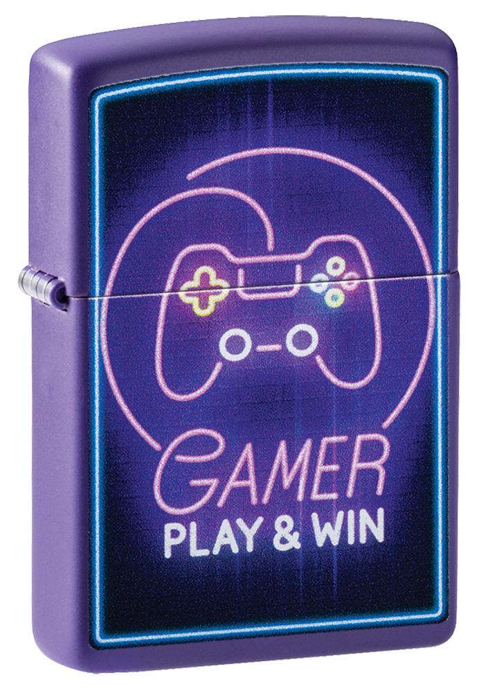 Widok z przodu kąt 3/4 zapalniczka Zippo lila z kontrolerem i napisem Play & Win