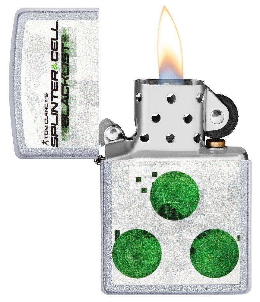 Widok z przodu zapalniczka Zippo chrom szczotkowany motyw Tom Clancys Splinter Cell® otwarta z płomieniem