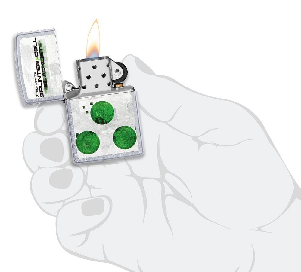 Widok z przodu zapalniczka Zippo chrom szczotkowany motyw Tom Clancys Splinter Cell® otwarta z płomieniem w stylizowanej dłoni