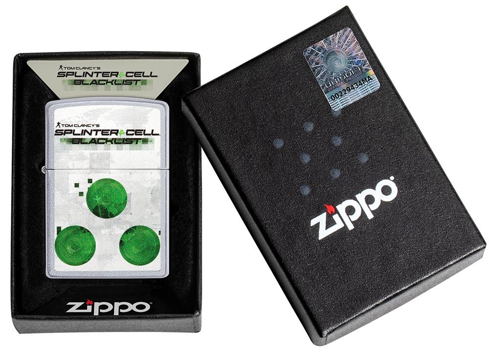 Widok z przodu zapalniczka Zippo chrom szczotkowany motyw Tom Clancys Splinter Cell® w otwartym opakowaniu prezentowym