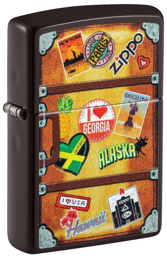 Zapalniczka Zippo widok z przodu ¾ Kąt brązowy przedstawiający walizkę z naklejonymi różnymi naklejkami miast, takich jak Paryż, Hawaje, Barcelona, Nowy Jork