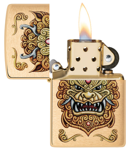 Widok z przodu otwartej wiatroszczelnej zapalniczki Zippo Foo Dog Design, z płomieniem, przedstawiającej cesarskie złote lwy w stylu sztuki chińskiej.