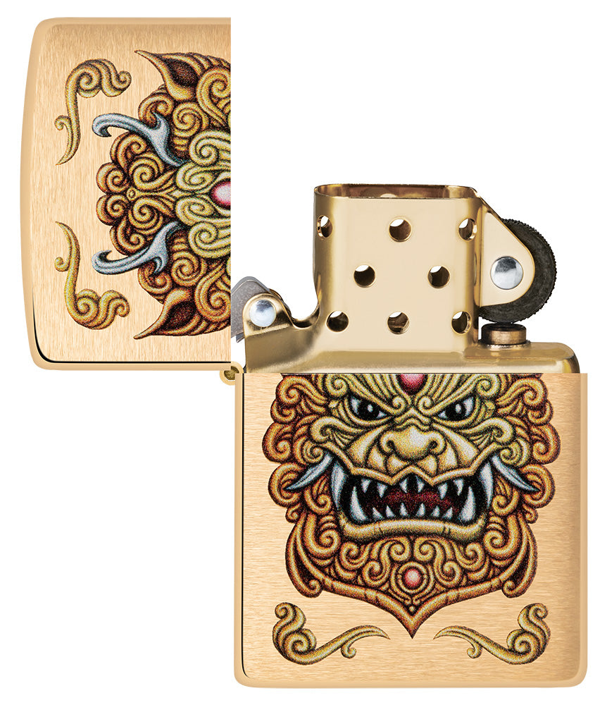 Widok z przodu otwartej wiatrówki Zippo Foo Dog Design, bez płomienia, przedstawiającej cesarskie złote lwy w stylu sztuki chińskiej.