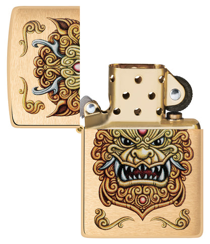 Widok z przodu otwartej wiatrówki Zippo Foo Dog Design, bez płomienia, przedstawiającej cesarskie złote lwy w stylu sztuki chińskiej.