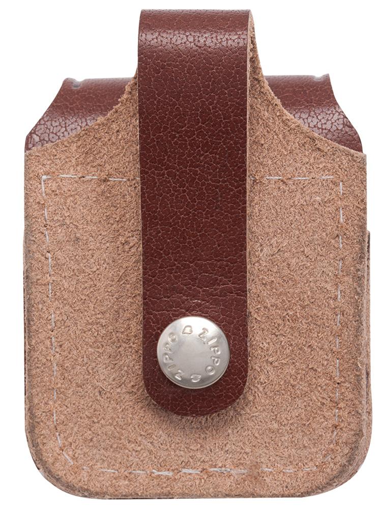 Widok z tyłu Skórzane etui Zippo w kolorze brązowym z logo Zippo i przyciskiem