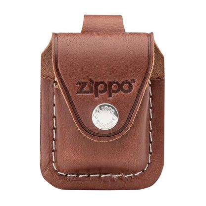 Widok z przodu skórzanego etui Zippo w kolorze brązowym z logo Zippo i przyciskiem