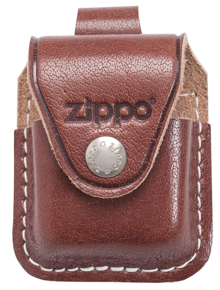 Widok z przodu skórzanego etui Zippo w kolorze brązowym z logo Zippo i przyciskiem