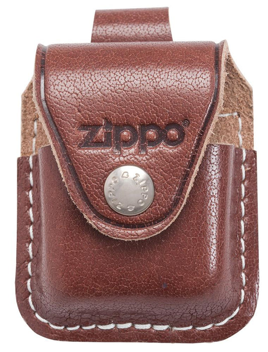Widok z przodu skórzanego etui Zippo w kolorze brązowym z logo Zippo i przyciskiem