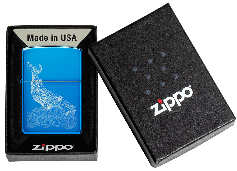 Zapalniczka Zippo Whale Design błyszczący jasnoniebieski w otwartym opakowaniu z wygrawerowanym wielorybem z okrągłymi falami